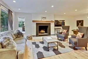 Slopeside Luxury Chalet on River Next To Resort I Hot Tub I Gas Firepit I Best Price I FREE Adventures Daily - 冬季公园