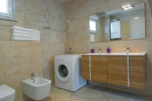 Deluxe Apartment with private Pool - 100m from the sea