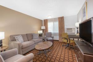 King Suite - Non-Smoking room in Baymont by Wyndham Roseburg