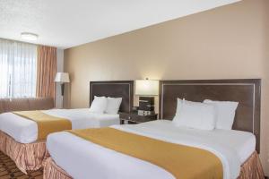 Queen Room with Two Queen Beds - Non-Smoking room in Baymont by Wyndham Roseburg
