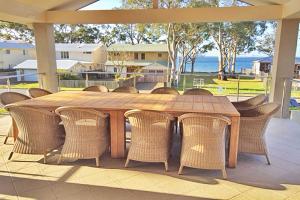 'Beauty and the Beach', 88 Foreshore Drive - large home with WIFI & water views
