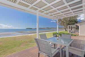 'Beached Inn' 93 Foreshore Drive - Spacious beach front house