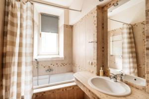 Single room-just 4 minutes from Main Market Square