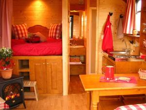 Campings Roulottes et Cabanes de Saint Cerice : photos des chambres