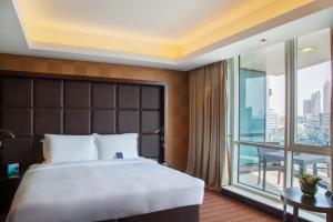 Executive Room with Balcony and Lounge Access room in Radisson Blu Hotel, Dubai Media City