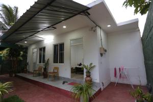 Araliya White House
