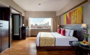 1 King Bed Mobility Accessible Grand Deluxe Room