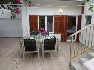 Cozy Citrus Garden House by the Seaside. - Órmos