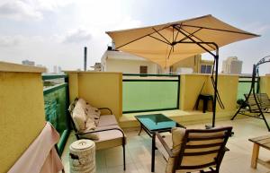 LUXURY 3 BEDROOMS 2 BATHS ROOF APT BY GORDON BEACH