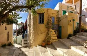 Traditional Medieval Stone house in "Ano Syros" - 阿诺锡罗斯