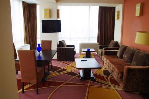 Queen Suite with Living Room and Kitchen room in BW Premier Collection Mari Vila Hotel