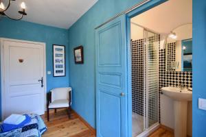 B&B / Chambres d'hotes La TULIPE SAUVAGE : Chambre Double ou Lits Jumeaux avec Salle de Bains Privative