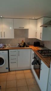 Cheltenham-Spacious 2 Bedroom Home-Sleeps 6-Parking-Garden-Wifi