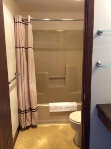 Queen Room with Balcony room in Scenic Shore Inn