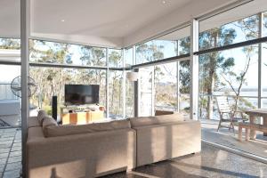 Baragoola Retreat - Luxury Waterfront Property