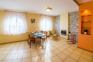 Two-Bedroom Apartment room in RENT-сервис Apartment on Dekabristov 116