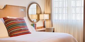 King Room - Disability Access room in Rosewood Inn of the Anasazi