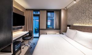 Deluxe Guest Room with Balcony room in Aliz Hotel Times Square