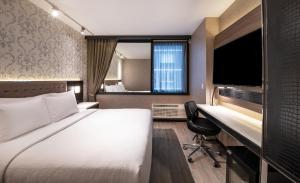 King Room - Disability Access room in Aliz Hotel Times Square