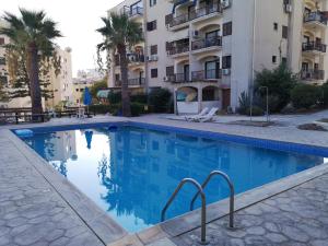 Super 2 Bed apartment opposite the Beach