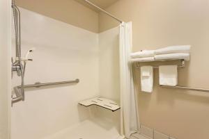 King Room - Mobility Access/Non-Smoking room in Travelodge by Wyndham Marysville