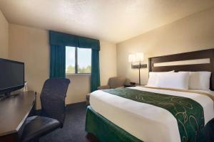 Queen Room - Non-Smoking room in Travelodge by Wyndham Jefferson City