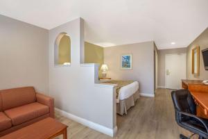 Superior King Suite - Non-Smoking room in Baymont by Wyndham Tehachapi