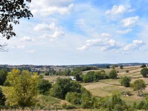 Maisons de vacances Spacious Holiday Home with Swimming Pool in Cuzy : photos des chambres