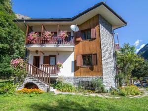 Cottage Cozy Holiday Home in Poutaz near Ski Area Nuarsaz Italy