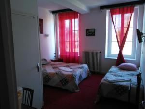 Hotels Le Relais De La Marche : Chambre Triple