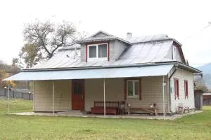 У МИХАЙЛА під лісом - Zamahoriv