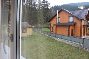 У МИХАЙЛА під лісом