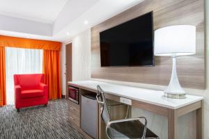 King Room - Non-Smoking room in Howard Johnson by Wyndham Harrisburg