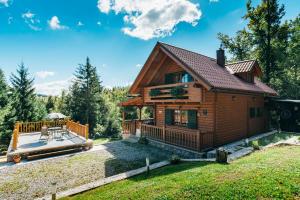 Počitniška hiša HOLIDAY HOUSE "JELENA", IN THE HEARTH OF NATURE, 5 mins walk to the lake, 30 mins by car to the Adri Lokve Hrvaška