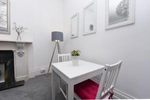 Spacious one bedroom apartment with a sofa bed offering a sea view sleeps four