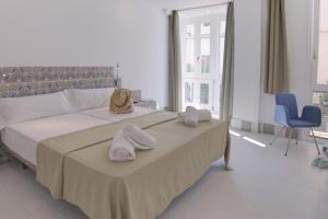 Twin Room with Balcony room in Hostal Gravina