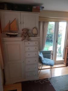 The garden room, pets, fridge Tv