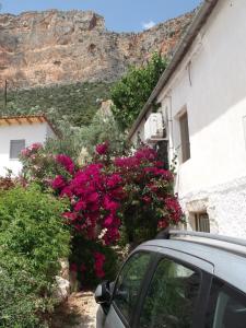 Au pied de la falaise rouge Arkadia Greece