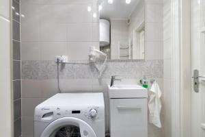 Riverbank Apartment At Parliament