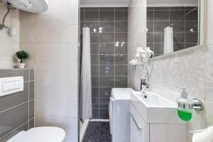 Riverbank Apartment At Parliament