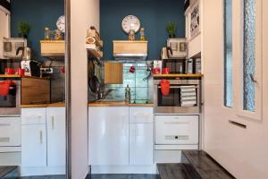 Riverbank Apartment At Parliament