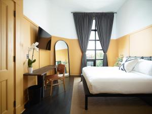 Deluxe Queen Room - Disability Access room in The Chicago Hotel Collection Wrigleyville