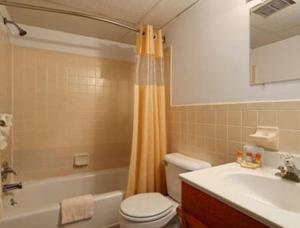 Double Room with Two Double Beds - Non-Smoking room in Mainstreet Inn