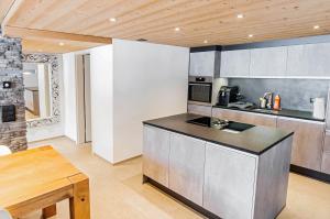 Chic Alpine Apartment for 5 - Perfect for skiers