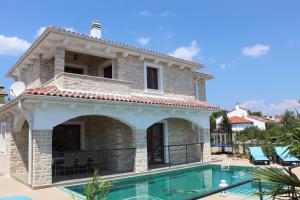 Villa NOAH - 4 bedrooms, 4 bathrooms, heated inside pool, jacuzzi, sauna, gym