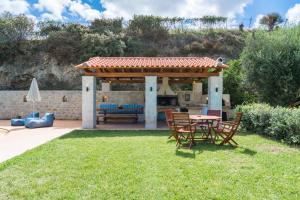 Villa Laga with Pool, 300m to Taverns, Childrens Area, BBQ!