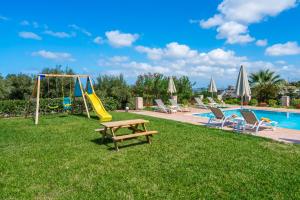 Villa Laga with Pool, 300m to Taverns, Childrens Area, BBQ!