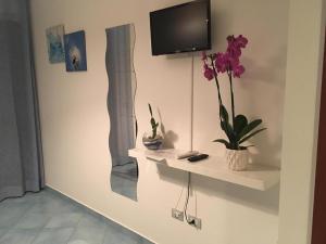 Standard Triple Room with Sea View room in Traiano Suite