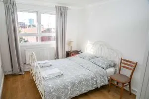 Double bedroom in ashared flat - Morden