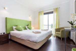 Lagos Marina apartment with pool & gym